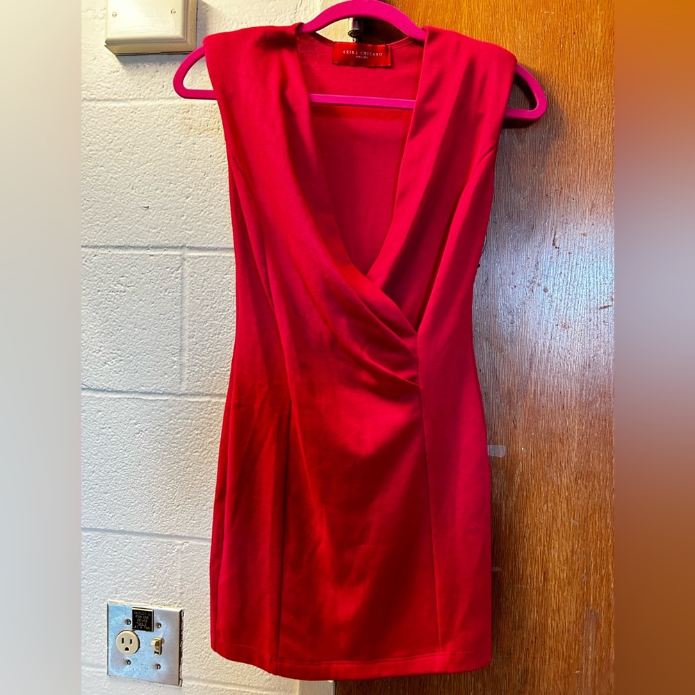 Elegant Sophistication: AKIRA’s small fuchsia dress